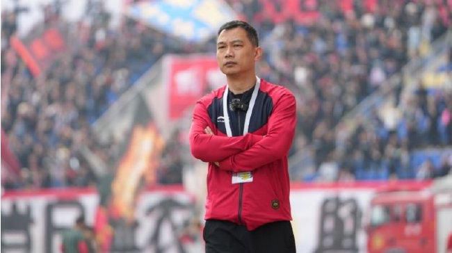 庸俗更深重地折磨着男人们的心灵，女人则生活在相对自由的王国中。